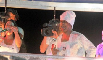 O cantor que tem a música favorita do carnaval fez cirurgia na noite de sábado e já quer voltar ao trio neste domingo.