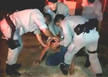 Policiais Militares fazem ritual de exorcismo para dominar bandido; veja vídeo