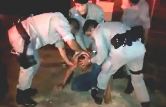 Policiais Militares fazem ritual de exorcismo para dominar bandido; veja vídeo