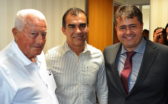 O prefeito Assis eleito ao lado de Alex em 2012 marcou presença ao lado do advogado Edmar Gordiano.