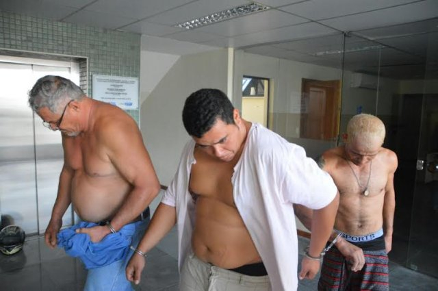 Policiais da CAEL prendem três homens na Estrada do Feijão conduzindo 10kg de maconha