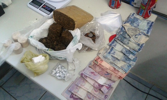 Traficante é preso em flagrante pela Policia Civil quando embalava droga em sua residência