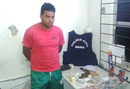 Traficante é preso em flagrante pela Policia Civil quando embalava droga em sua residência