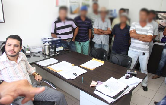 Acusados de matar um cachorro e ferir outro no Distrito de Salgadália vão a Delegacia em seguida procuram advogado