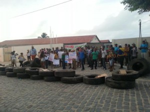 Manifestantes queimam pneus em proteso contra fechamento de escolas