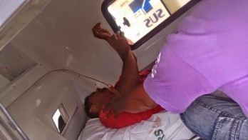 Jovem na ambulância quando estava sendo transferido.