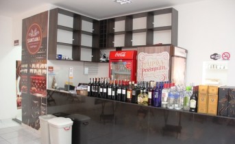 Balcão recheado de bons vinhos e whisky.