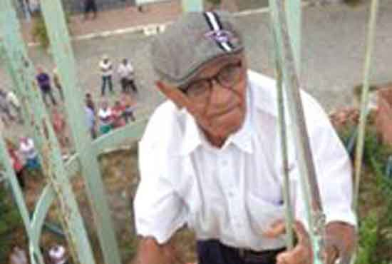 Quixabeira: aposentado sobe mais uma vez em caixa d’água para comemorar seu aniversário de 102 anos