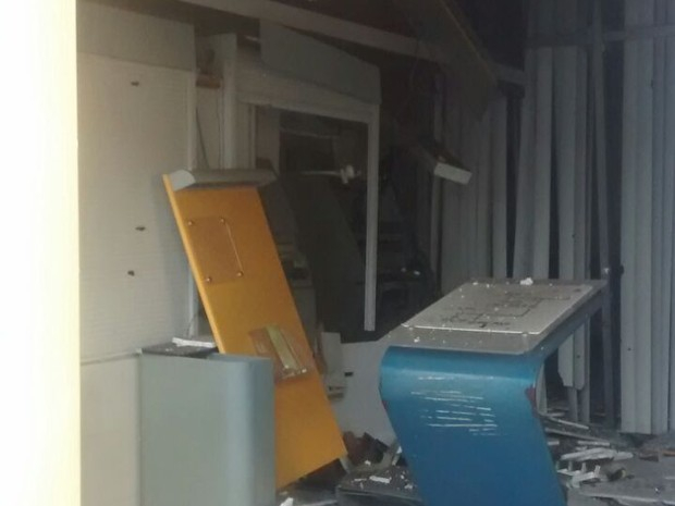 Quadrilha interdita ponte, explode banco e foge de lancha