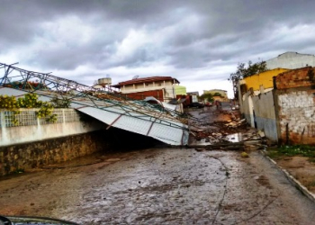 Temporal arranca cobertura de galpão e provoca outros danos em Teofilândia