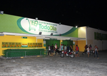 Quadrilha assalta Supermercado, troca tiros com a Polícia e leva três pessoas de refém
