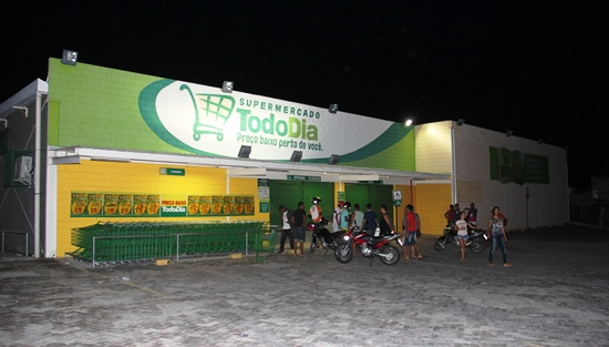 Quadrilha assalta Supermercado, troca tiros com a Polícia e leva três pessoas de refém