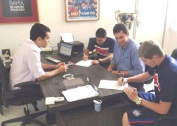 Com multa de R$ 95 milhões, Bahia renova com Rômulo e Bruno Paulista