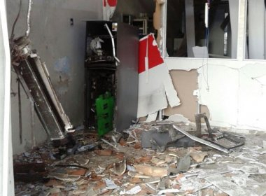 Bandidos retiram rodas de viatura e explodem caixa eletrônico de distrito de Humildes, Feira de Santana
