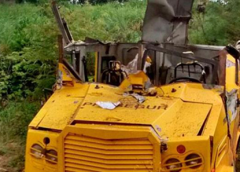 Assaltantes explodem carro-forte e segurança é baleado
