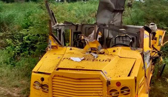 Assaltantes explodem carro-forte e segurança é baleado
