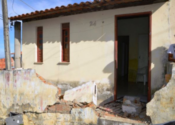 Menina de dois anos morre após carro bater em muro de casa