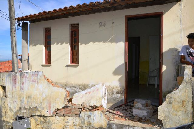 Menina de dois anos morre após carro bater em muro de casa