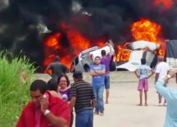 Carreta bate em veículos e provoca explosões na BR-101, diz PRF