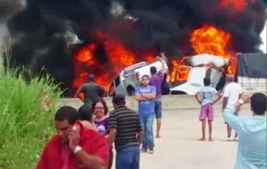 Carreta bate em veículos e provoca explosões na BR-101, diz PRF
