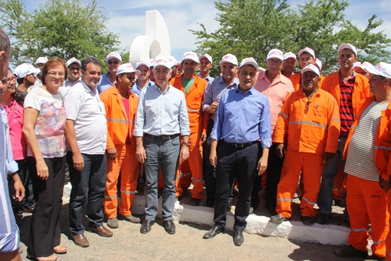 Diretoria da Augúrio entrega 14 km da BA 130 e recebe autorização de Rui Costa para realizar mais 19 km