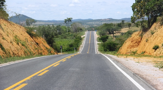 Diretoria da Augúrio entrega 14 km da BA 130 e recebe autorização de Rui Costa para realizar mais 19 km