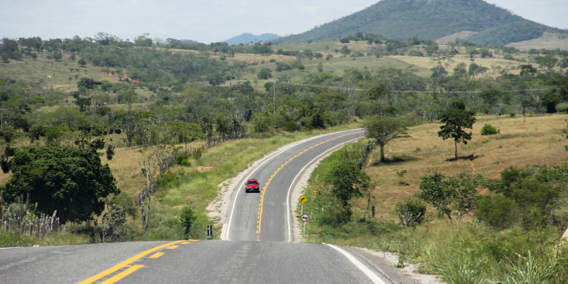 Diretoria da Augúrio entrega 14 km da BA 130 e recebe autorização de Rui Costa para realizar mais 19 km