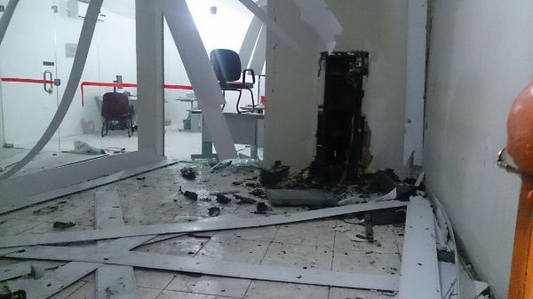 Quadrilha explode agência bancaria em Sítio do Quinto