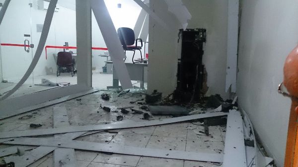 Quadrilha explode agência bancaria em Sítio do Quinto