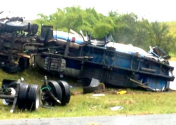 Caminhão de gás tomba e mata motorista na BR 324; passageiro ficou ferido