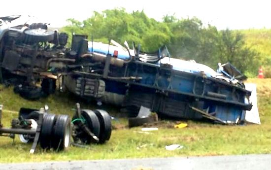Caminhão de gás tomba e mata motorista na BR 324; passageiro ficou ferido