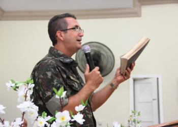 Coité – Pastor emociona igreja ao pregar com farda do Exército em culto que contou com dezenas de policiais