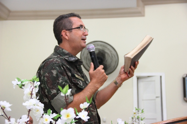 Coité – Pastor emociona igreja ao pregar com farda do Exército em culto que contou com dezenas de policiais