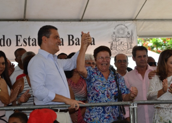 Deputada Fátima Nunes acompanha governador na entrega de uma série de benefícios a população de Aracás