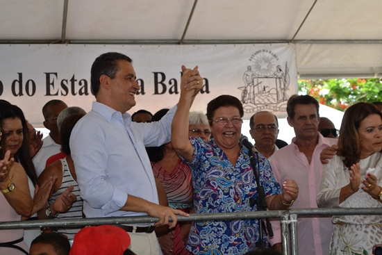Deputada Fátima Nunes acompanha governador na entrega de uma série de benefícios a população de Aracás