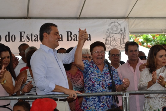 Deputada Fátima Nunes acompanha governador na entrega de uma série de benefícios a população de Aracás