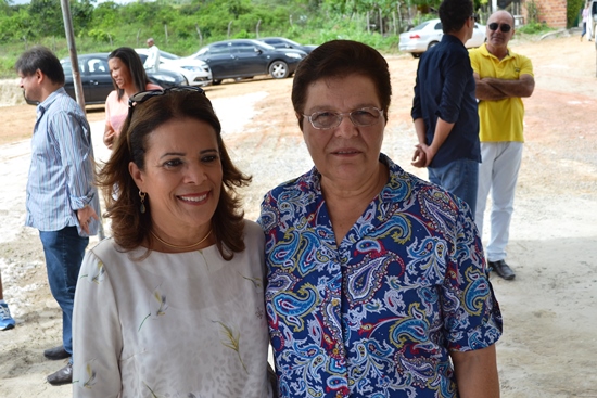 Deputada Fátima Nunes acompanha governador na entrega de uma série de benefícios a população de Aracás