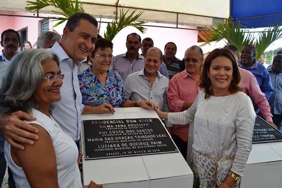 Deputada Fátima Nunes acompanha governador na entrega de uma série de benefícios a população de Aracás