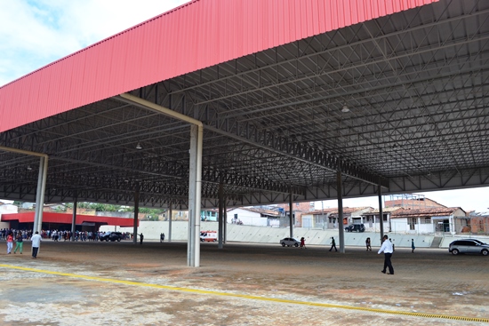 Deputada Fátima Nunes acompanha governador na entrega de uma série de benefícios a população de Aracás