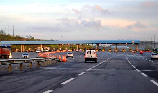 Via Bahia instala placas de passe livre para ambulâncias em pedágios da BR 324; Alex da Piatã havia dado entrada em projeto de Lei na AL