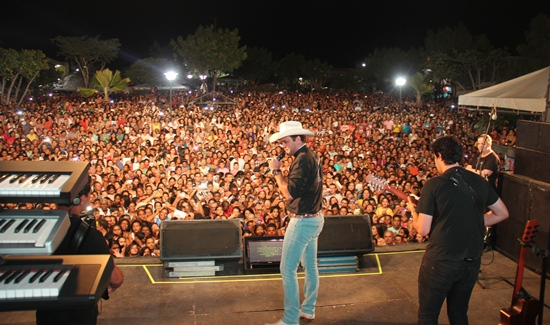 Barrocas II – Multidão lota Praça para assistir ao show de padre Alessandro Campos (veja o álbum de fotos)