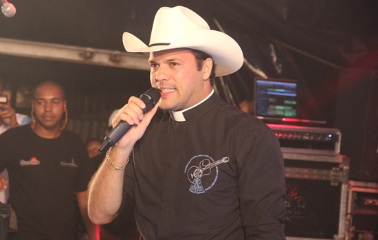 Barrocas II – Multidão lota Praça para assistir ao show de padre Alessandro Campos (veja o álbum de fotos)