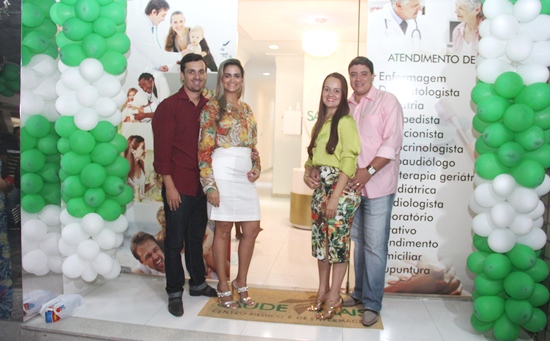 Enfermeiras comemoram a inauguração ao lado dos respectivos esposos advogados; Poliana e Eustórgio Resedá e Ana Clara e