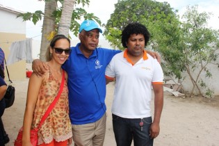 Flaviano Santiago (D)  ao lado da colega Luzia e um dos etíopes.