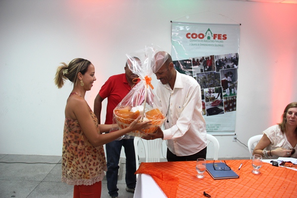 Cesta de alimentos não perecível entregue por Luzia coordenadora de Finanças da COOAFES