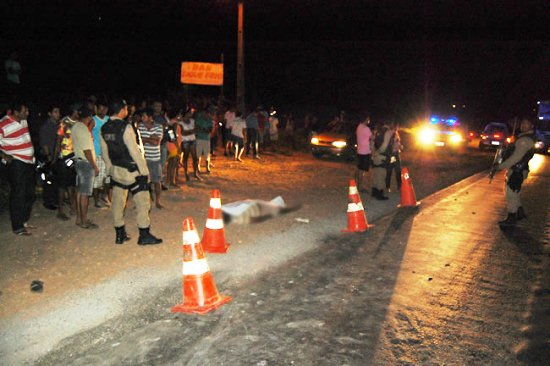 Motociclista é encontrado morto na BR 116/Norte; vítima pode ter colidido em fundo de carreta