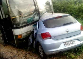 Motorista de Gol morre na BR 407 ao colidir de frente com ônibus de turismo