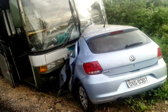 Motorista de Gol morre na BR 407 ao colidir de frente com ônibus de turismo