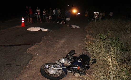 Santaluz – Dois homens morrem vítimas de acidente envolvendo moto, topic e ônibus na BA 120