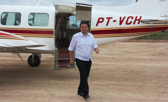 Alex chegou em uma das aeronaves da comitiva às 09h.